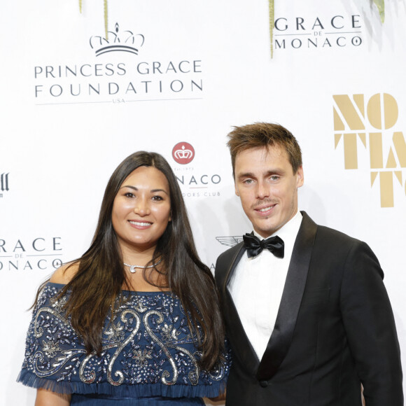 Ce lundi 24 avril 2023, Marie Ducruet a partagé un cliché extrêmement craquant de sa fille.
Louis et Marie Ducruet - Avant première du dernier James Bond " No Time To Die" au Casino de Monaco, le 29 septembre 2021. Pour assister à cette soirée il a fallut payer 2500 Dollars soit un peu plus de 2000 Euros. Les recettes serviront à financer le nouveau prix remis en l'honneur de Sir Roger Moore, ancien agent 007 et résident du Rocher, disparu en 2017. L'acteur britannique avait fait ses débuts grâce à cette fondation, qui, comme le voulait la princesse Grace Kelly, se consacre à aider des jeunes artistes émergents dans le théâtre, la danse ou le cinéma, grâce à des bourses professionnelles. © Claudia Albuquerque/Bestimage