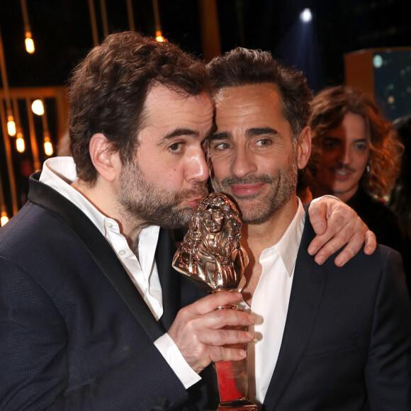 Sébastien Castro (Molière de la Comédie pour " Une idée géniale ") et Florent Peyre - 34ème Cérémonie des Molières au " Théâtre de Paris " à Paris, France, le 24 Avril 2023. © Bertrand Rindoff / Bestimage 