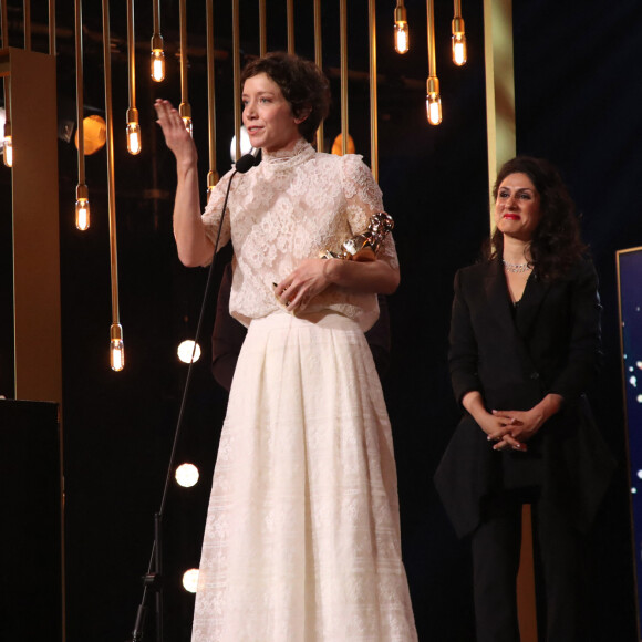 Sara Giraudeau reçoit le Molière de la Comédienne dans un spectacle de Théâtre public pour " Le Syndrome de l'oiseau ", et Aïda Asgharzadeh - 34ème Cérémonie des Molières au " Théâtre de Paris " à Paris, France, le 24 Avril 2023. © Bertrand Rindoff / Bestimage 