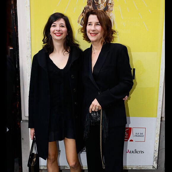 Exclusif - Isabelle Gélinas et sa fille Blanche - Arrivées à la 34ème cérémonie des Molières 2023 au théâtre de Paris à Paris, France, le 24 avril 2023. © Christophe Clovis / Bestimage 