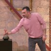 "Vous me faites peur !" : Une vendeuse d'Affaire conclue paniquée face à un acheteur maladroit, un précieux vase menacé