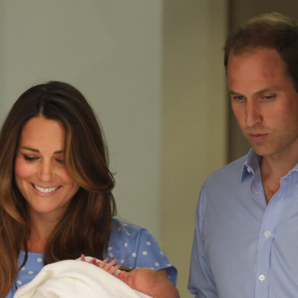 La duchesse de Cambridge, Kate Catherine Middleton, et le prince William sortent de l'hopital St-Mary pour presenter le bebe royal, leur fils George de Cambridge, dont on ne connait pas encore le prenom, a 20h15. Le 23 juillet 2013 