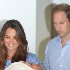 La duchesse de Cambridge, Kate Catherine Middleton, et le prince William sortent de l'hopital St-Mary pour presenter le bebe royal, leur fils George de Cambridge, dont on ne connait pas encore le prenom, a 20h15. Le 23 juillet 2013 