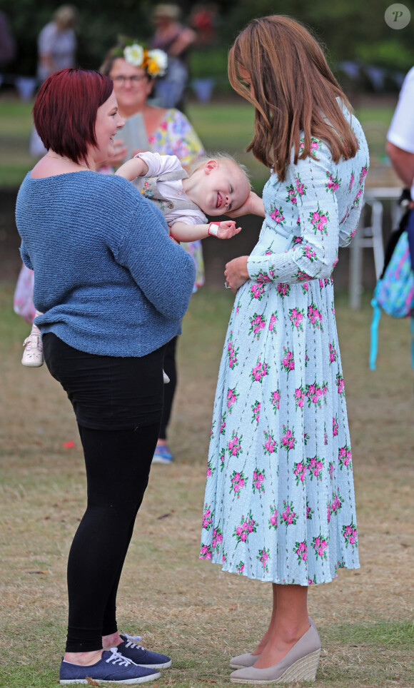 Kate Middleton, duchesse de Cambridge, inaugure le jardin d'enfants lors du festival "Back to Nature" à Wisley, le 10 septembre 2019. Veuillez flouter le visage de l'enfant avant publication 