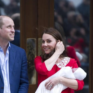 Le prince William, duc de Cambridge arrive avec ses enfants le prince George de Cambridge et la princesse Charlotte de Cambridge à l'hôpital St Marys après que sa femme Catherine (Kate) Middleton, duchesse de Cambridge ait donné naissance à leur troisième enfant à Londres le 23 avril 2018. 