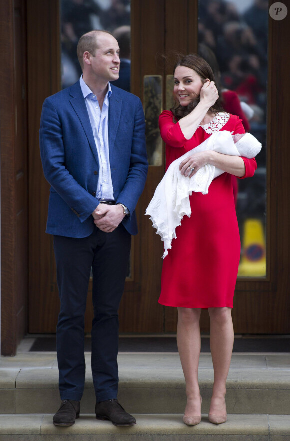Le prince William, duc de Cambridge arrive avec ses enfants le prince George de Cambridge et la princesse Charlotte de Cambridge à l'hôpital St Marys après que sa femme Catherine (Kate) Middleton, duchesse de Cambridge ait donné naissance à leur troisième enfant à Londres le 23 avril 2018. 