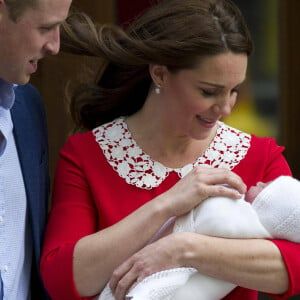 La naissance du prince Louis, en 2018, sera donc vraisemblablement la dernière ! 
Le prince William, duc de Cambridge arrive avec ses enfants le prince George de Cambridge et la princesse Charlotte de Cambridge à l'hôpital St Marys après que sa femme Catherine (Kate) Middleton, duchesse de Cambridge ait donné naissance à leur troisième enfant à Londres le 23 avril 2018. 