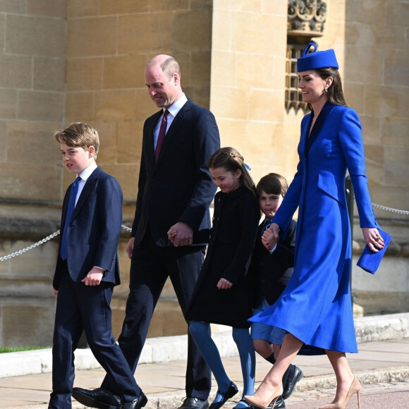 Tous les trois les accompagnent désormais dans leurs différentes missions. 
Le prince William, prince de Galles, Catherine (Kate) Middleton, princesse de Galles, la prince George, la princesse Charlotte et le prince Louis - La famille royale du Royaume Uni arrive à la chapelle Saint George pour la messe de Pâques au château de Windsor le 9 avril 2023. 