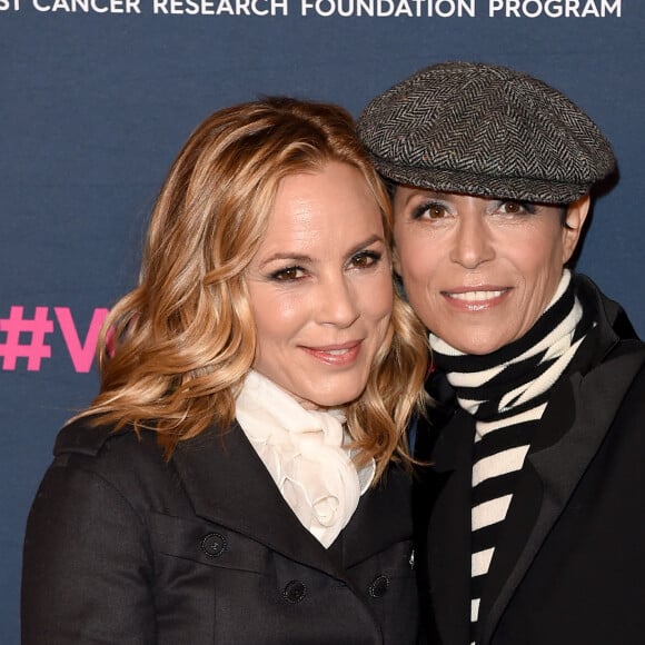 Mère de jumelles, Dominique Crenn rencontre Maria Bello dans des circonstances bien tristes.
Maria Bello et sa fiancée Dominique Crenn au photocall de la soirée "Women's Cancer Research Fund" à Los Angeles, le 27 février 2020.