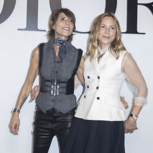 Maria Bello et sa fiancée Dominique Crenn au photocall du défilé de mode Dior lors de la la Fashion Week printemps/été 2022 de Paris, France, le 28 septembre 2021. © Olivier Borde/Bestimage 