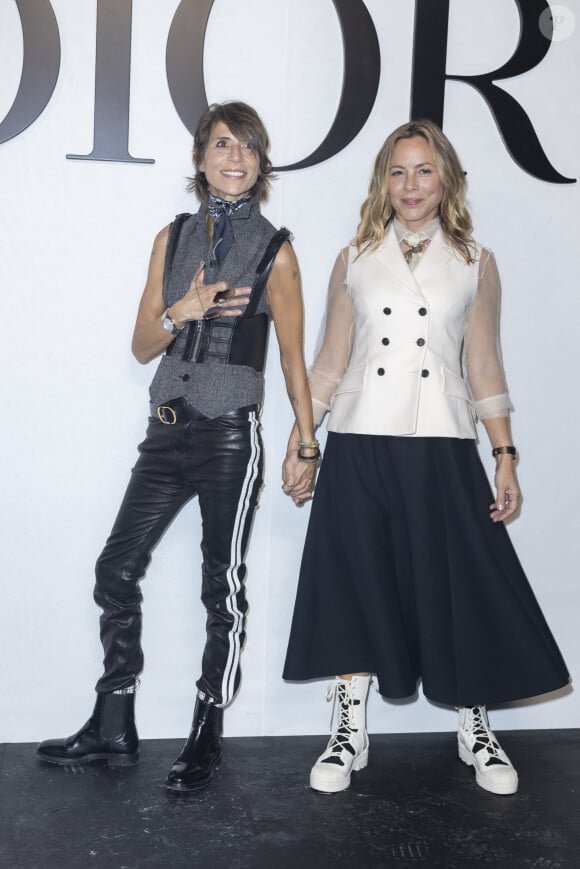 Maria Bello et sa fiancée Dominique Crenn au photocall du défilé de mode Dior lors de la la Fashion Week printemps/été 2022 de Paris, France, le 28 septembre 2021. © Olivier Borde/Bestimage 