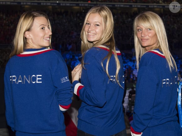 EXCLUSIF - Clémence Bertrand (femme de Lucas Pouille), Julia Lang ( compagne de Pierre-Hugues Herbert) et Isabelle Camus (femme de Yannick Noah )- 1er match de la Finale de la coupe Davis opposant la France à la Belgique remporté par Goffin (7-5, 6-3, 6-1) au Stade Pierre Mauroy à Lille , le 24 novembre 2017. © Perusseau - Ramsamy / Bestimage