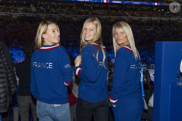 Le couple, qui s'est marié en septembre 2021 a eu son premier enfant un an plus tôt avec la naissance du petit Harper
 
EXCLUSIF - Clémence Bertrand (femme de Lucas Pouille), Julia Lang ( compagne de Pierre-Hugues Herbert) et Isabelle Camus (femme de Yannick Noah )- 1er match de la Finale de la coupe Davis opposant la France à la Belgique remporté par Goffin (7-5, 6-3, 6-1) au Stade Pierre Mauroy à Lille , le 24 novembre 2017. © Perusseau - Ramsamy / Bestimage