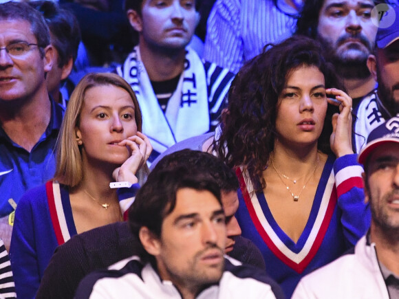 Julia Lang ( compagne de Pierre-Hugues Herbert), Noura El Shwekh (compagne de Jo-Wilfried Tsonga ) - 1er match de la Finale de la coupe Davis opposant la France à la Belgique remporté par Goffin (7-5, 6-3, 6-1) au Stade Pierre Mauroy à Lille , le 24 novembre 2017. © Perusseau - Ramsamy / Bestimage