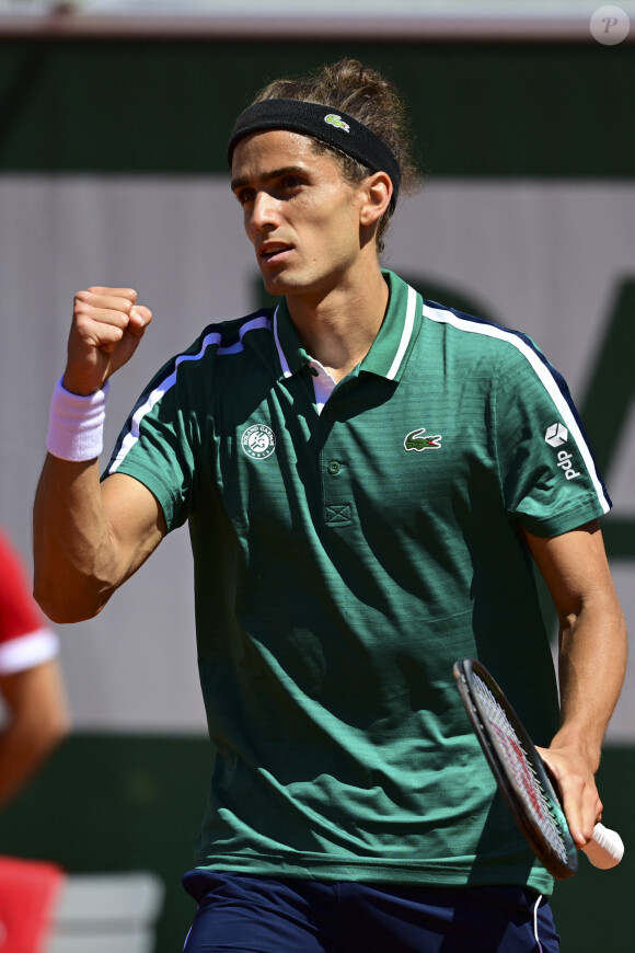 Un deuxième enfant qui devrait certainement arriver dans les prochains mois, puisque la belle Julia affiche déjà un ventre très rond ! 
 
Pierre-Hugues Herbert (fra) a été battu, 1-6, 6-4, 7-6, 5-7, 6-4, lors du 1er tour simples Messieurs des Internationaux de France à Roland Garros, à Paris, France, le 31 mai 2021. © Jean-Baptiste Autissier/Panoramic/Bestimage