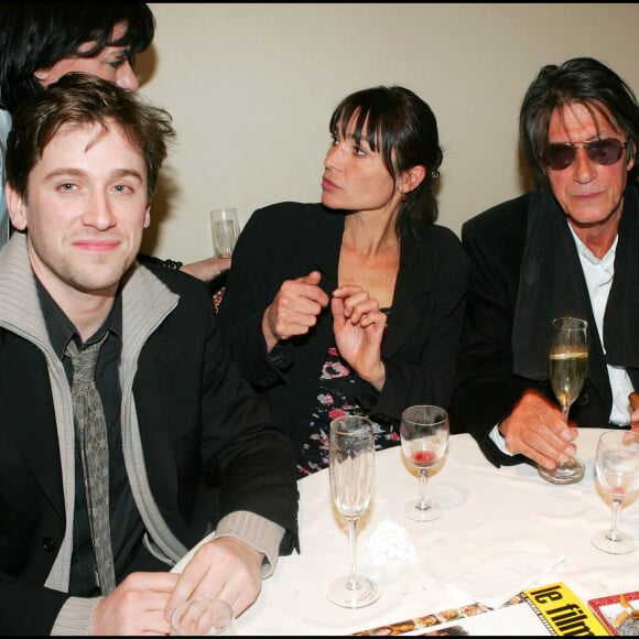 Ils s'étaient rencontrés sur le tournage de "Place Vendôme" de Nicole Garcia, avant de tomber fou amoureux l'un de l'autre. 
Thomas Dutronc, Jacques Dutronc et Syvie Duval - 30ème cérémonie des César, dîner au Fouquet's