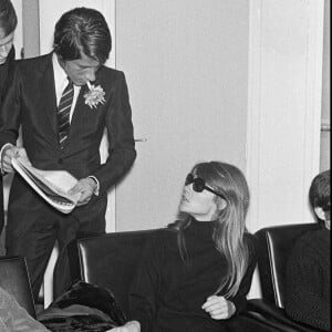 Archives - Françoise Hardy et Jacques Dutronc dans les coulisses de l'émission "Le palmarès des chansons".