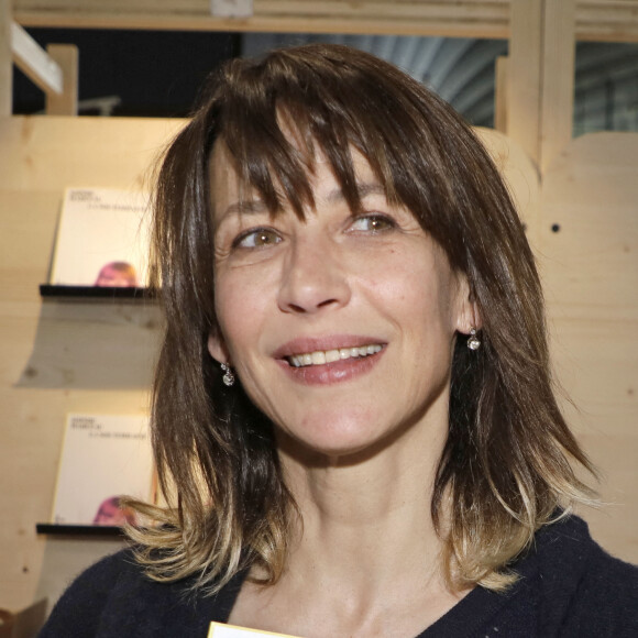 Sophie Marceau est une artiste complète. Actrice ultra célèbre, elle a décidé de réécrire un ouvrage, baptisé La Souterraine, publié aux éditions Seghers.
Sophie Marceau - Festival du Livre de Paris au Grand Palais Éphémère à Paris. © Cedric Perrin / Bestimage 