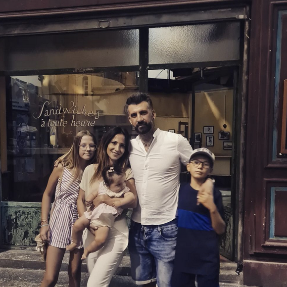 Fabienne Carat sur le plateau de "Plus belle la vie" avec sa fille Celeste, son compagnon Alain (Mariés au premier regard) et les deux enfants de ce dernier - Instagram