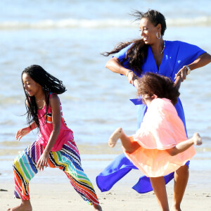 Exclusif - Melanie Brown (Mel B) avec ses filles Madison et Angel Brown Belafonte en pleine séance photo sur une plage à Sydney en Australie, le 17 novembre 2016 