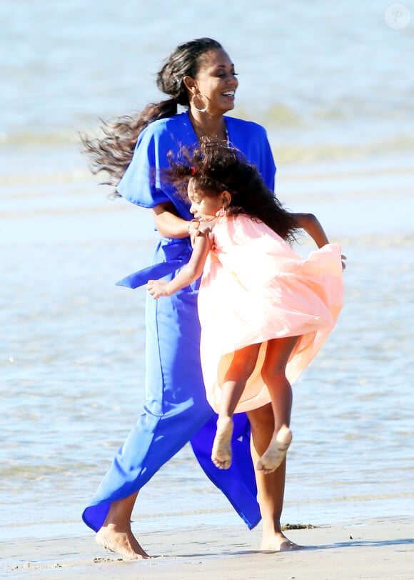 Exclusif - Melanie Brown (Mel B) avec ses filles Madison et Angel Brown Belafonte en pleine séance photo sur une plage à Sydney en Australie, le 17 novembre 2016 