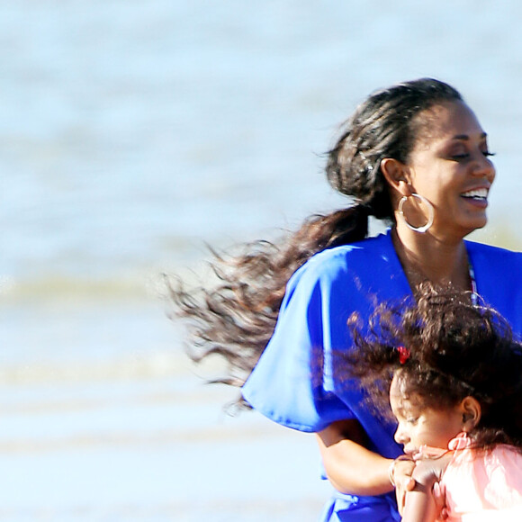 Exclusif - Melanie Brown (Mel B) avec ses filles Madison et Angel Brown Belafonte en pleine séance photo sur une plage à Sydney en Australie, le 17 novembre 2016 