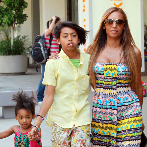Mélanie Brown, son mari Stephen Belafonte et leurs filles Phoenix Chi et Anegel Iris.