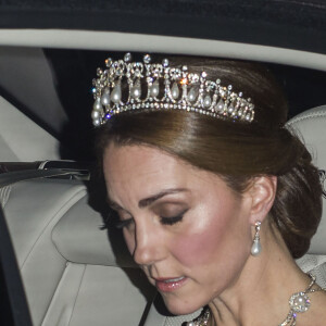 Kate Catherine Middleton, duchesse de Cambridge, l'air fatigué et portant la tiare de Diana, quitte Kensington Palace pour se rendre au banquet en l'honneur du couple royal des Pays-Bas à Londres. Le 23 octobre 2018 