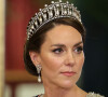 Kate Middleton sera particuilèrement scrutée le jour du couronnement de Charles III.
Catherine (Kate) Middleton, princesse de Galles (porte le diadème "Lover's Knot", le préféré de Diana) - Arrivées au Banquet d'Etat organisé au palais de Buckingham, à Londres, pendant la visite d'Etat du président sud-africain au Royaume-Uni. 