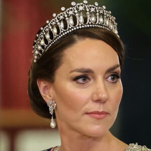 Kate Middleton sera particuilèrement scrutée le jour du couronnement de Charles III.
Catherine (Kate) Middleton, princesse de Galles (porte le diadème "Lover's Knot", le préféré de Diana) - Arrivées au Banquet d'Etat organisé au palais de Buckingham, à Londres, pendant la visite d'Etat du président sud-africain au Royaume-Uni. 