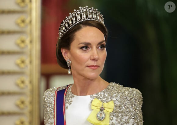 Kate Middleton sera particuilèrement scrutée le jour du couronnement de Charles III.
Catherine (Kate) Middleton, princesse de Galles (porte le diadème "Lover's Knot", le préféré de Diana) - Arrivées au Banquet d'Etat organisé au palais de Buckingham, à Londres, pendant la visite d'Etat du président sud-africain au Royaume-Uni. 