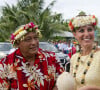 ... Mais une couronne de fleurs.
Kate Middleton et le prince William boivent du lait de coco à Tuvalu le 18 septembre 2012.
