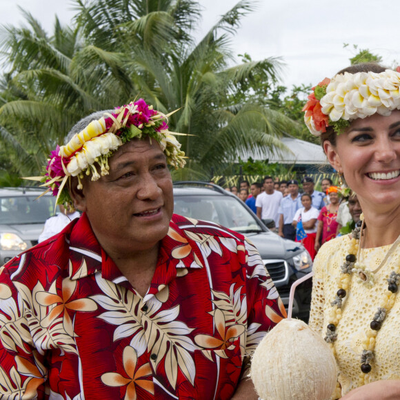 ... Mais une couronne de fleurs.
Kate Middleton et le prince William boivent du lait de coco à Tuvalu le 18 septembre 2012.