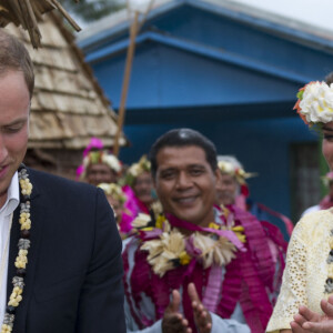 Kate Middleton et le prince William boivent du lait de coco à Tuvalu le 18 septembre 2012.