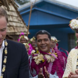 Kate Middleton et le prince William boivent du lait de coco à Tuvalu le 18 septembre 2012.