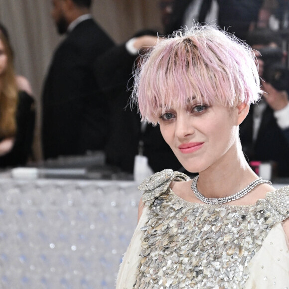 Elle rend hommage à Karl Lagerfeld, mis à l'honneur pour cette édition du Met
Marion Cotillard - Les célébrités arrivent à la soirée du "MET Gala 2023" à New York, le 1er mai 2023.