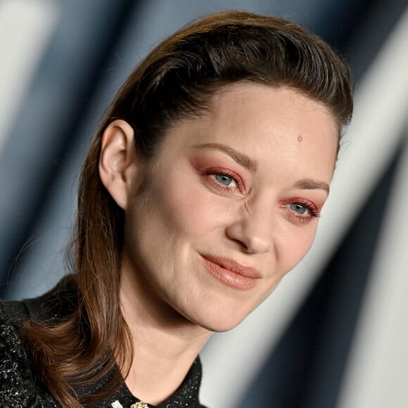 Une coiffure qui la change radicalement
Marion Cotillard au photocall de la soirée "Vanity Fair" lors de la 95ème édition de la cérémonie des Oscars à Los Angeles, le 12 mars 2023.