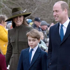 Le prince William, prince de Galles, Catherine (Kate) Middleton, princesse de Galles, le prince George de Galles, et la princesse Charlotte de Galles - La famille royale d'Angleterre assiste au service religieux de Noël à l'église St Mary Magdalene à Sandringham, Norfolk, Royaume Uni, le 25 décembre 2022.