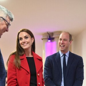 Le prince William, prince de Galles, et Catherine (Kate) Middleton, princesse de Galles, lors de leur visite à l'église St Thomas à Swansea, Royaume Uni, le 27 septembre 2022. L'église réaménagée soutient les habitants de la région et de la ville et du comté de Swansea avec des initiatives telles qu'une banque alimentaire, Swansea Baby Basics, distribuant des articles essentiels aux mères vulnérables telles que des articles de toilette et des vêtements, des installations pour sans-abri, une organisation à but non lucratif café, une cuisine de formation communautaire et un réseau de distribution de surplus de nourriture qui collecte la nourriture des supermarchés à la fin de chaque journée et la distribue pour prévenir le gaspillage alimentaire et aider à mettre fin à la pauvreté alimentaire.