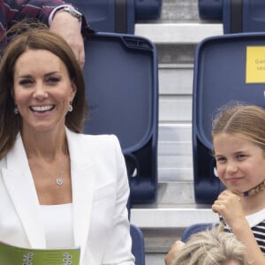 Le prince William, duc de Cambridge, et Catherine (Kate) Middleton, duchesse de Cambridge, avec la princesse Charlotte de Cambridge assistent au Jeux du Commonwealth au centre sportif de l'Université de Birmingham le 2 aout 2022.