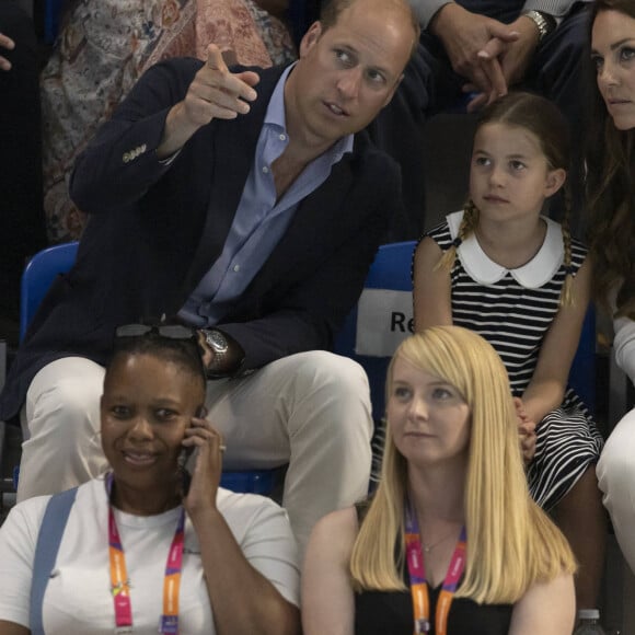 Le prince William, duc de Cambridge, et Catherine (Kate) Middleton, duchesse de Cambridge, avec la princesse Charlotte de Cambridge assistent au Jeux du Commonwealth au centre sportif de l'Université de Birmingham le 2 aout 2022.