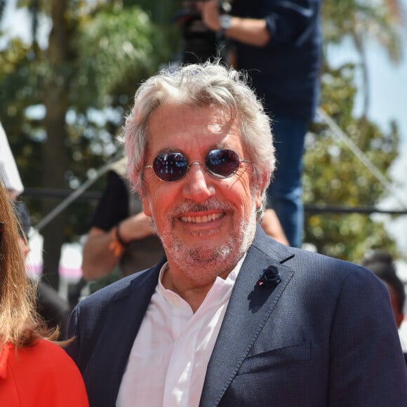 Alain Chabat - Montée des marches du film " Le petit Nicolas : Qu'est-ce qu'on attend pour être heureux " lors du 75ème Festival International du Film de Cannes. Le 20 mai 2022 © Giancarlo Gorassini / Bestimage