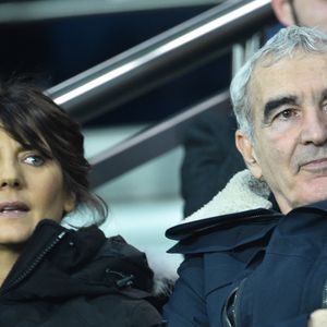 Estelle Denis et son compagnon Raymond Domenech dans les tribunes lors du match de quart de finale de la Coupe de Ligue opposant le Paris Saint-Germain à l'AS Saint-Etienne au Parc des Princes à Paris, France, le 8 janvier 2020. le PSG a gagné 6-1. © Giancarlo Gorassini/Bestimage  Celebs attending the he French League cup final quarter match between Paris Saint-Germain (PSG) and AS Saint Etienne at the Parc des Princes stadium in Paris on January 8, 2020. PSG won 6-1. 