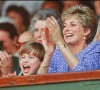 Ils avaient en effet emmené un portrait de la princesse de Galles le jour de l'accouchement.
Lady Diana dans les tribunes de Wimbledon en 1991.