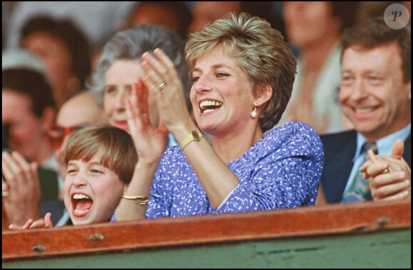 Ils avaient en effet emmené un portrait de la princesse de Galles le jour de l'accouchement.
Lady Diana dans les tribunes de Wimbledon en 1991.