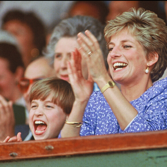 Ils avaient en effet emmené un portrait de la princesse de Galles le jour de l'accouchement.
Lady Diana dans les tribunes de Wimbledon en 1991.