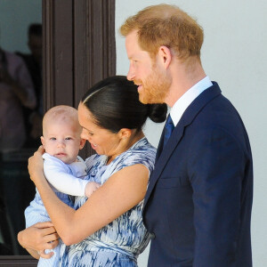 Meghan et Harry avaient décidé de créer un lien particulier entre Archie et Lady Diana.
Le prince Harry, duc de Sussex, et Meghan Markle, duchesse de Sussex, avec leur fils Archie ont rencontré l'archevêque Desmond Tutu et sa femme à Cape Town, Afrique du Sud. 