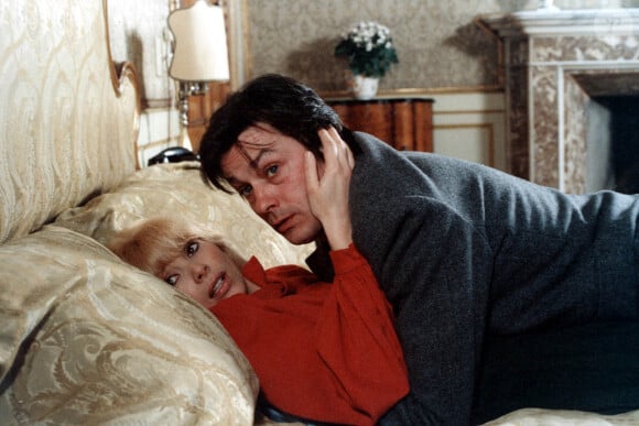 "Je voulais t'embrasser très fort et je pense à ce bébé qui est né il y a 72 ans et qui portait déjà au fond de lui cette force qui est tienne et cette fragilité que tu as développé avec la vie", avait-elle écrit.
Mireille Darc et Alain Delon sur le tournage du film "L'homme pressé". 1976 