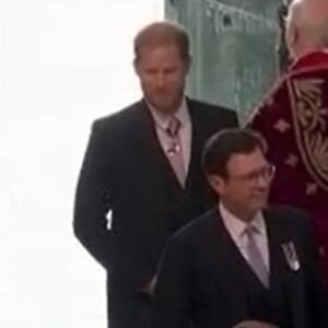 Et sera de retour aux Etats-Unis dès ce soir. 
Le prince Harry est arrivé en compagnie de ses cousines Zara Tindall, Eugenie et Beatrice d'York au couronnement de Charles III. @ France 2