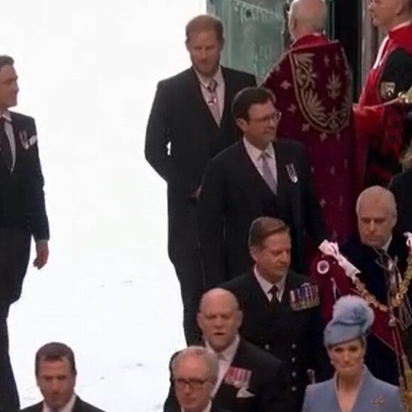 Et sera de retour aux Etats-Unis dès ce soir. 
Le prince Harry est arrivé en compagnie de ses cousines Zara Tindall, Eugenie et Beatrice d'York au couronnement de Charles III. @ France 2